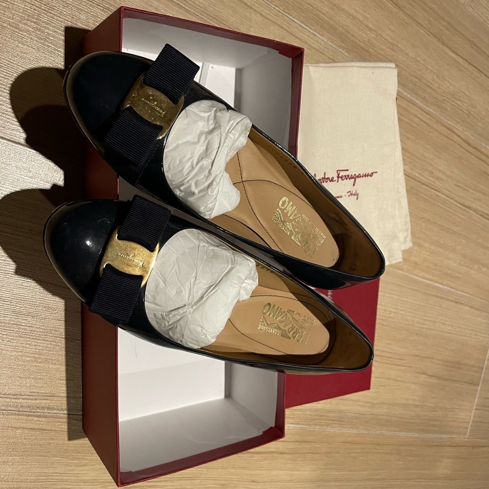 Salvatore Ferragamo Beige Leather Flats size 6.5